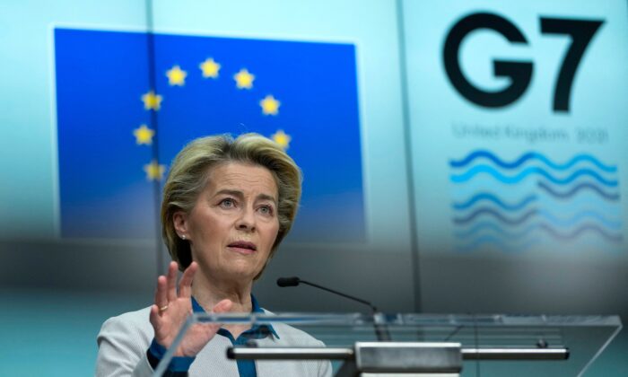 La présidente de la Commission européenne, Ursula von der Leyen, s'exprime lors d'une conférence de presse conjointe avec le président du Conseil européen avant le sommet du G7, au siège de l'UE à Bruxelles, le 10 juin 2021. (Francisco Seco /Pool/AFP via Getty Images)
