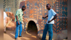 Un photographe visite un village africain où les gens vivent littéralement à l’intérieur d’œuvres d’art