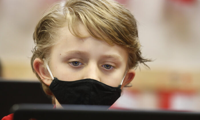 Un élève porte un masque alors qu'il fait son travail à la Freedom Preparatory Academy à Provo, Utah, le 10 février 2021. (George Frey/Getty Images)