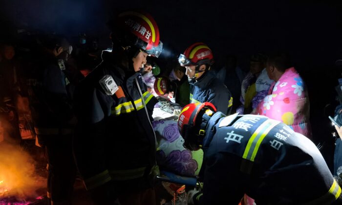 Des sauveteurs aident des participants à une course de montagne de 100 kilomètres, le 22 mai 2021, lorsque des conditions météorologiques extrêmes ont frappé près de la ville de Baiyin, dans la province chinoise du Gansu (nord-ouest), faisant au moins 20 morts. (AFP via Getty Images)
