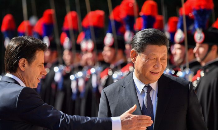 Giuseppe Conte, le Premier ministre italien de l’époque, et le dirigeant chinois Xi Jinping lors de la cérémonie de bienvenue à la Villa Madama à Rome, le 23 mars 2019 (Alberto Pizzoli/AFP/Getty Images)