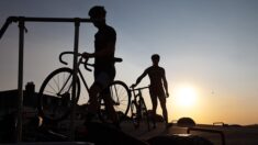 Deux papas ont traversé la France à vélo pour leurs fils décédés du cancer et sensibiliser le public