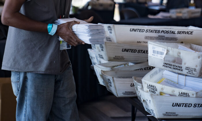 Un agent électoral traite des bulletins de vote par correspondance au State Farm Arena d'Atlanta, le 2 novembre 2020. (Megan Varner/Getty Images)
