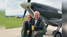 Un garçon de 12 ans aide son grand-père à réaliser son rêve de piloter un Spitfire pour son 80e anniversaire