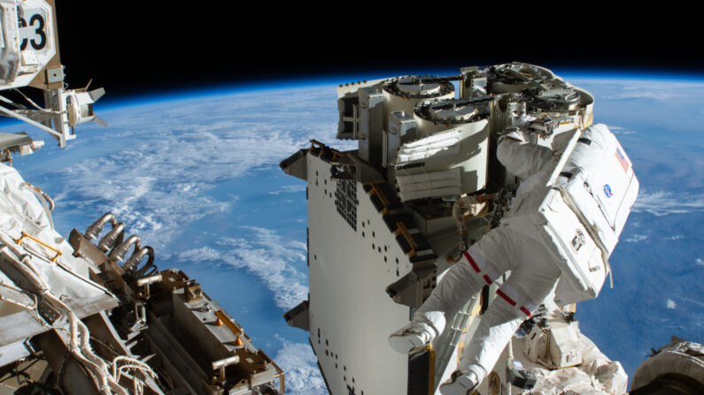 -Première sortie dans l’espace de Thomas Pesquet. Image de la NASA.