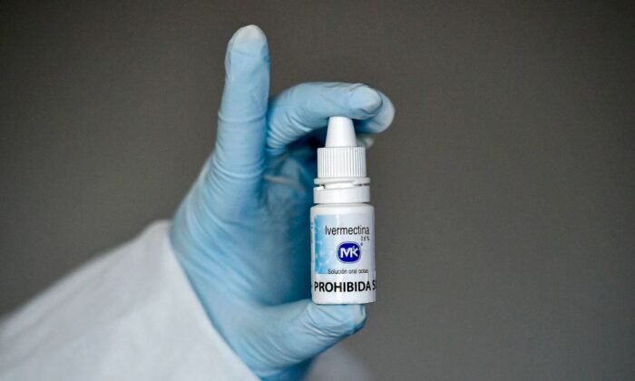 Un travailleur de la santé montre une bouteille d'Ivermectin dans le cadre d'une étude du Centre d'études des maladies infectieuses pédiatriques, à Cali, en Colombie, le 21 juillet 2020. (Luis Robayo/AFP via Getty Images)