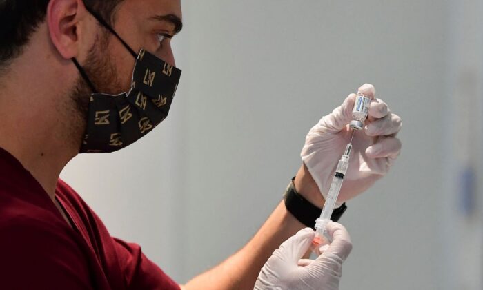 Un étudiant en pharmacie prépare un vaccin contre le Covid-19 de Johnson & Johnson à Los Angeles, en Californie, le 7 mai 2021. (Frederic J. Brown/AFP via Getty Images)