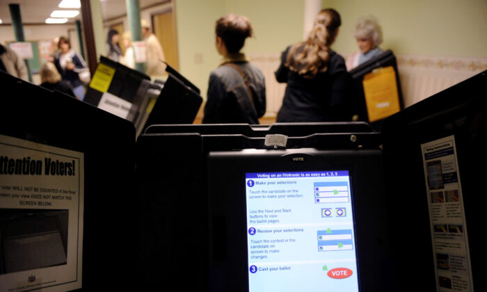 Une machine à voter dans un bureau de vote en Pennsylvanie (Jeff Swensen/Getty Images)