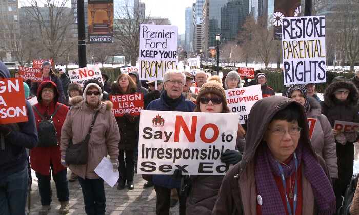 Les gens se rassemblent pour demander à Doug Ford, le premier ministre de la province canadienne de l'Ontario, de tenir sa promesse d'abroger le programme controversé d'éducation sexuelle de 2015 et, à la ministre provinciale de l'Éducation Lisa Thompson, de démissionner, à Toronto, au Canada, le 2 février 2019. (NTD Television)