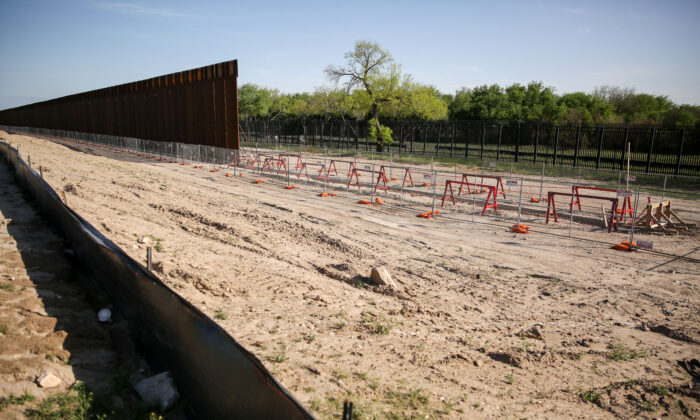 Mur frontalier inachevé à Del Rio, au Texas, le 31 mars 2021. (Charlotte Cuthbertson/Epoch Times)