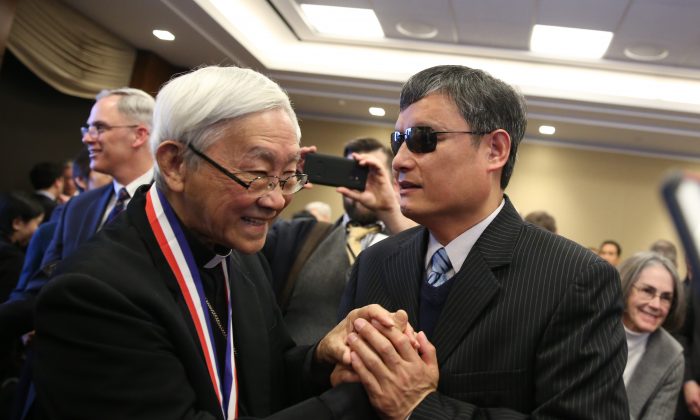 Chen Guangcheng, militant des droits civiques et avocat chinois aveugle (R), salue le cardinal Joseph Zen, récipiendaire de la médaille Truman-Reagan de la liberté lors d'une cérémonie au Rayburn House Office Building au Capitole à Washington, le 28 janvier 2019. (Samira Bouaou/The Epoch Times)
