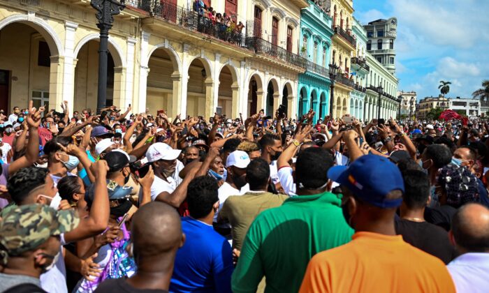 Une foule participe à une manifestation contre le régime du président cubain Miguel Diaz-Canel à La Havane, le 11 juillet 2021. (Yamil Lage/AFP via Getty Images)