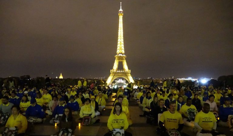 Veillée aux chandelles des pratiquants de Falun Gong au Trocadéro à Paris, le 30 septembre 2017 (Siao Yong/Epoch Times)