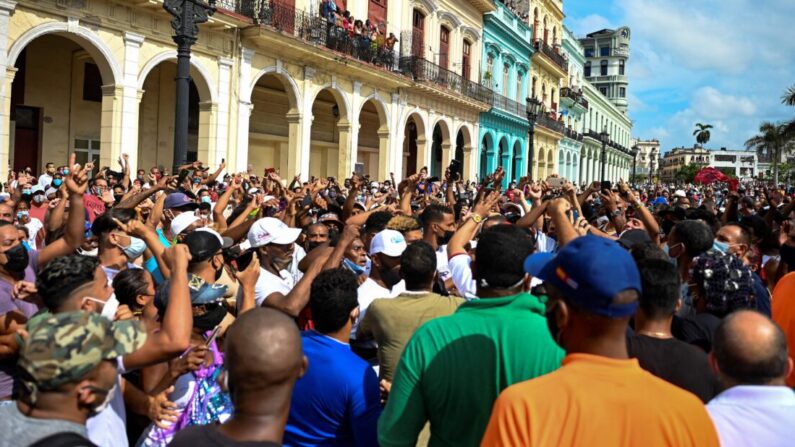 Des personnes participent à une manifestation contre le régime cubain de Miguel Diaz-Canel à La Havane, le 11 juillet 2021. (Yamil Lage/AFP via Getty Images) 