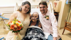 Une petite-fille organise son mariage dans une chambre d’hôpital, réalisant ainsi le dernier souhait de sa grand-mère mourante