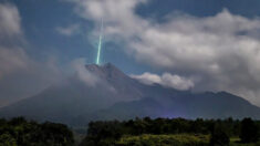 Un photographe capture le moment où un météore semble se jeter dans le cratère d’un volcan en Indonésie