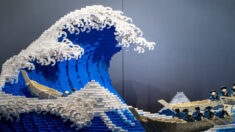 Un sculpteur japonais recrée la « grande vague de Kanagawa » avec 50.000 pièces de Lego