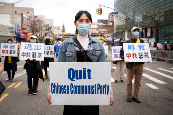 Des pratiquants de Falun Gong participent à un défilé à Flushing, dans l'État de New York, le 18 avril 2021. L’événement a commémoré le 22e anniversaire de l'appel pacifique du 25 avril 1999, lorsque 10 000 pratiquants de Falun Gong se sont rassemblés à Pékin. (Samira Bouaou/The Epoch Times)