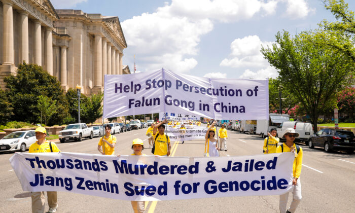 Des pratiquants de Falun Gong participent à une parade marquant le 22e anniversaire du début de la persécution du Falun Gong par le régime chinois, à Washington, le 16 juillet 2021. (Samira Bouaou/The Epoch Times)
