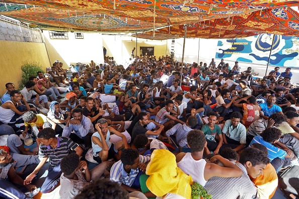 -Quelque 8.000 migrants arbitrairement détenus sont piégés dans des centres de détention en Lybie, « sans accès à de la nourriture ni à des soins médicaux », a déclaré la porte-parole Elizabeth Throssel. Photo de Mahmud TURKIA/AFP via Getty Images.
