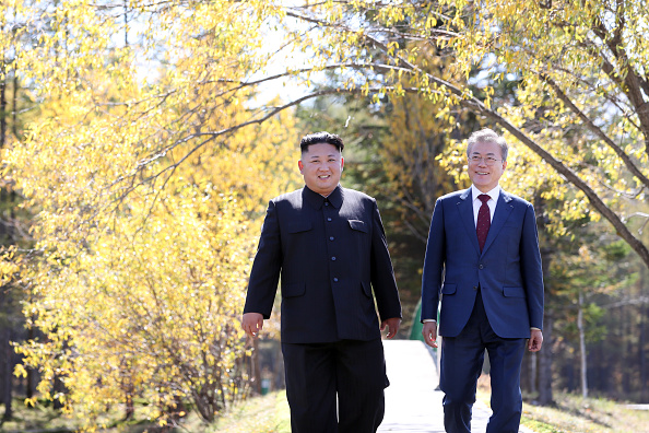 -Le leader nord-coréen Kim Jong Un et le président sud-coréen Moon Jae-in marchent ensemble lors d'une visite à la maison d'hôtes Samjiyon le 20 septembre 2018, en Corée du Nord. Photo par le Corps de presse de Pyeongyang Pool/Getty Images.