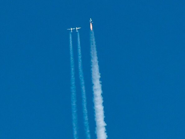 -Le VSS Unity de Virgin Galactic est lancé pour un vol d'essai suborbital le 13 décembre 2018 à Mojave, en Californie. Photo de Gene Blevins / AFP via Getty Images.