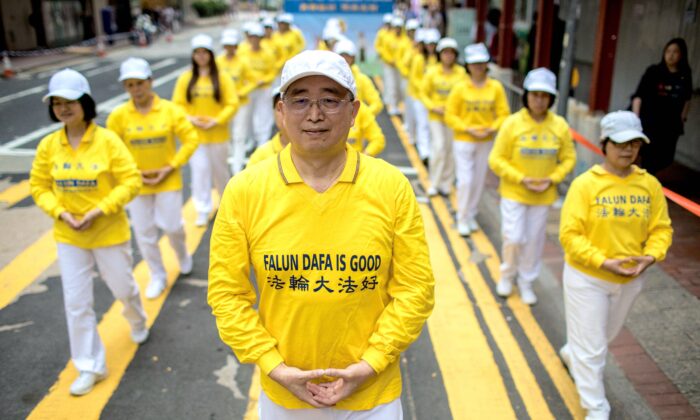 Des pratiquants de Falun Gong participent à une marche à Hong Kong, le 27 avril 2019. (DALE DE LA REY/AFP via Getty Images)