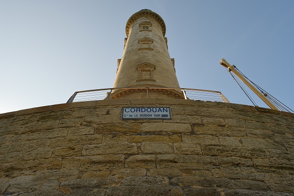 Le phare de Cordouan au large de la côte du Verdon-sur-Mer est le plus ancien phare de France encore en activité. Il est en service depuis 1611 et est situé à sept kilomètres au large, à l'embouchure de l'estuaire de la Gironde. (Photo : NICOLAS TUCAT/AFP via Getty Images)