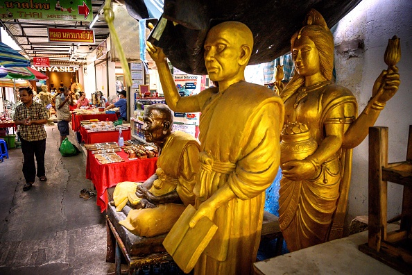 Les gens visitent un marché d'amulettes bouddhistes à Bangkok le 2 juin 2020. Photo de Mladen ANTONOV / AFP via Getty Images.