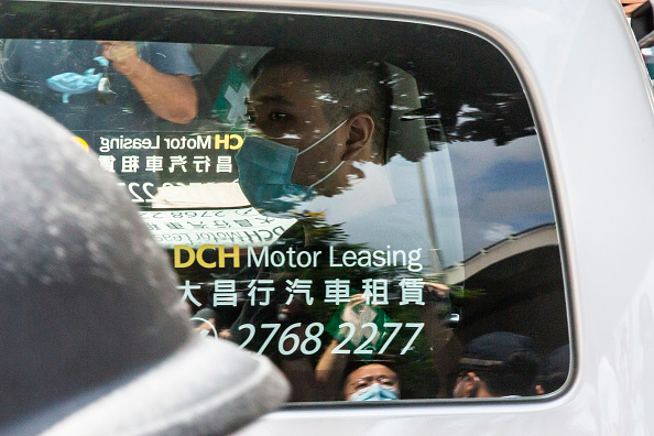 Tong Ying-kit est accusé d'avoir délibérément conduit sa moto dans un groupe de policiers le 1er juillet, arrive au tribunal de West Kowloon à Hong Kong le 6 juillet 2020. Photo par ISAAC LAWRENCE/AFP via Getty Images.