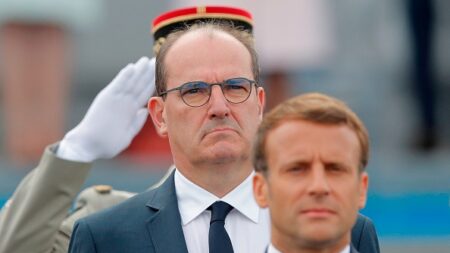 Popularité en baisse pour Emmanuel Macron, Jean Castex stable en juin