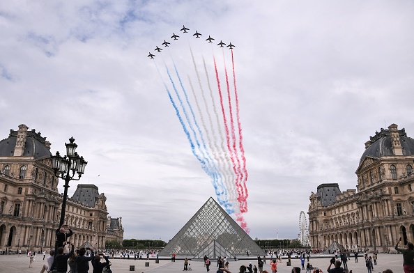 Démonstration en vol du drapeau national français par La Patrouille de France (PAF) le 14 juillet 2020 à Paris. (Photo : ANNE-CHRISTINE POUJOULAT/AFP via Getty Images)