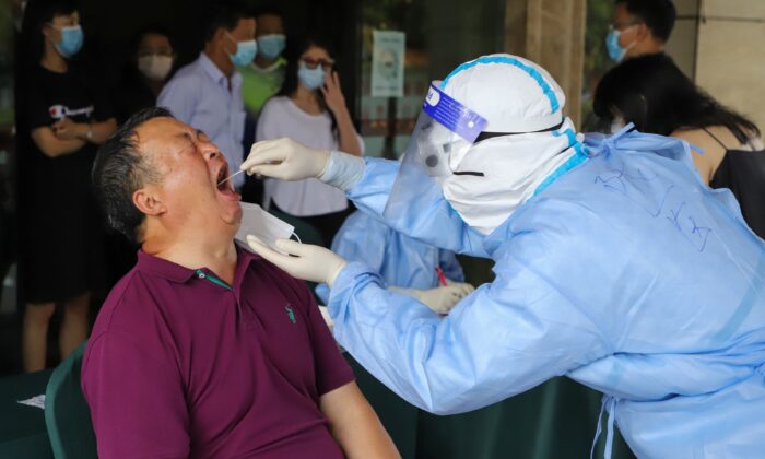 Un habitant passe un test de dépistage du Covid-19 à Ruili, dans la province du Yunnan (sud-ouest de la Chine), le 15 septembre 2020. (STR/AFP)