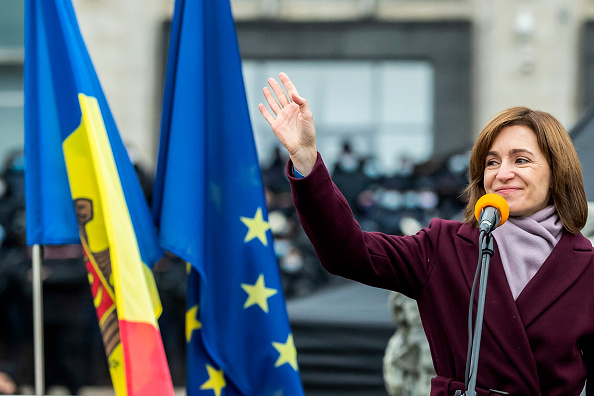 -La présidente élue de Moldavie Maia Sandu a exigé la démission du gouvernement et des élections législatives anticipées. Photo de BOGDAN TUDOR / AFP via Getty Images.