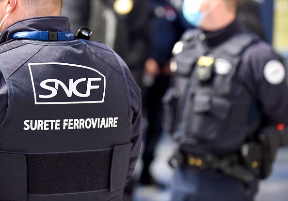 Un agent de sécurité de la SNCF. (ERIC PIERMONT/AFP via Getty Images)
