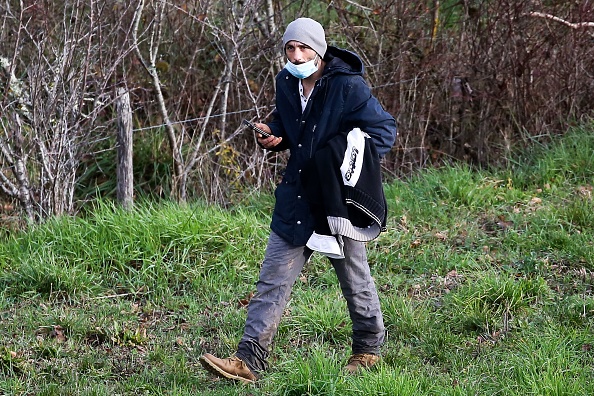 Cédric Jubillar, participe à une recherche organisée par les gendarmes dans les bois de Milhars, le 23 décembre 2020, pour rechercher sa femme disparue depuis le 15 décembre, à Cagnac-les-Mines près d'Albi. (Photo : FRED SCHEIBER/AFP via Getty Images)