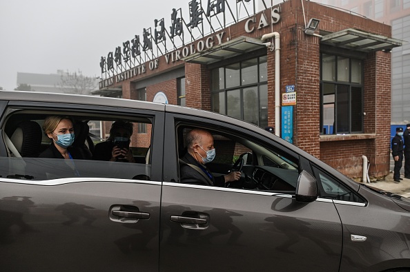 - L’équipe de l'Organisation mondiale de la santé (OMS) enquêtant sur les origines du coronavirus arrive à l'Institut de virologie de Wuhan dans la province centrale du Hubei en Chine le 3 février, 2021. Photo par Hector RETAMAL / AFP via Getty Images.