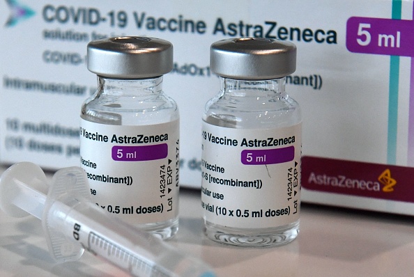 Des flacons contenant le vaccin AstraZeneca COVID-19 (CHRISTOF STACHE/AFP via Getty Images)
