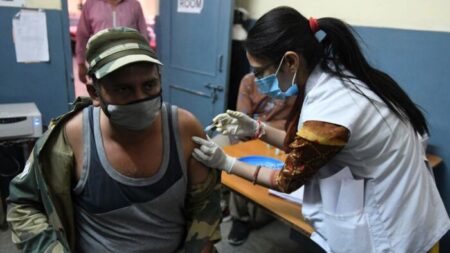 Inde : des milliers de personnes reçoivent de faux vaccins contre le Covid-19, remplis de solution saline