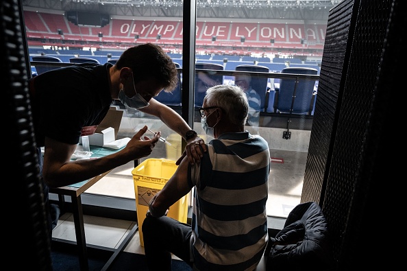 Centre de vaccination de masse installé dans le Groupama Stadium d'OL Group, à Décines-Charpieu - France -  (JEAN-PHILIPPE KSIAZEK/POOL/AFP via Getty Images)