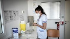 « Je rends ma blouse ! » : la réaction d’une infirmière contre l’obligation vaccinale fait le buzz sur TikTok