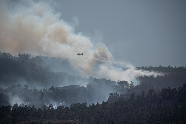 Un Canadair survole un feu de forêt dans un parc naturel sur la côte catalane. Photo DESIREE MARTIN/AFP via Getty Images.
