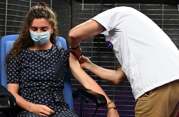 Une femme reçoit une dose du vaccin Pfizer-BioNtech Covid-19 dans un centre de vaccination, à Garlan, dans l'ouest de la France, le 31 mai 2021. (FRED TANNEAU/AFP via Getty Images)