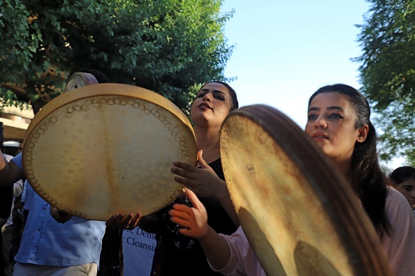-Des femmes kurdes irakiennes jouent des percussions, pour protester contre une offensive turque dans le nord de l'Irak. Photo de Shwan MOHAMMED / AFP via Getty Images.
