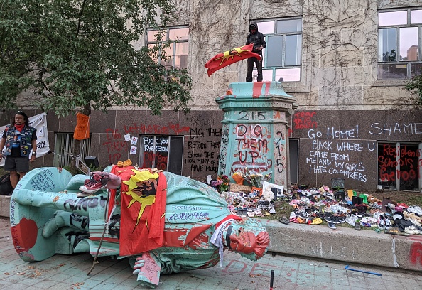 La statue de Egerton Ryerson, l'un des architectes du système de pensionnats autochtones, vandalisée à Toronto le 6 juin 2021. (OLIVIER MONNIER/AFP via Getty Images)