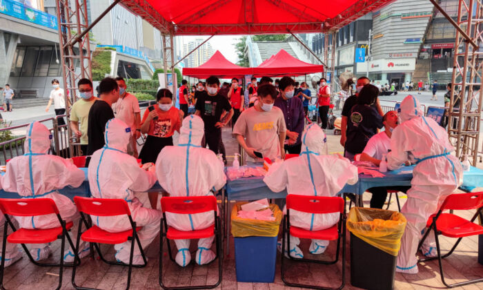 Tests d'acide nucléique à Shenzhen, le 6 juin 2021. (STR/AFP via Getty Images)
