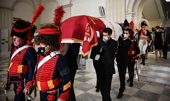 Cercueil du général français Charles Étienne Gudin lors d'une cérémonie de transfert des restes de son corps de la Russie vers la France. (Photo :  ALEXANDER NEMENOV/AFP via Getty Images)