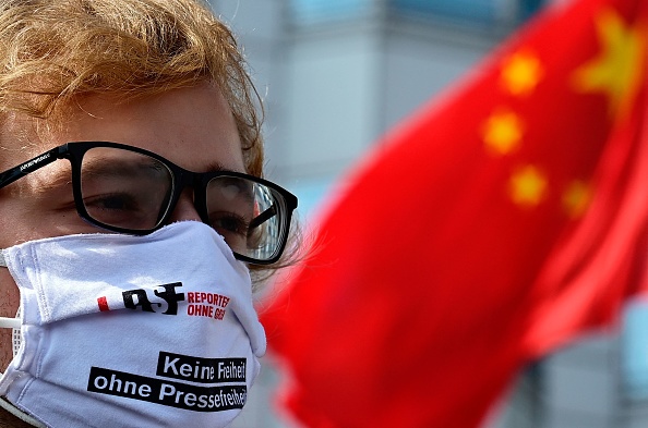 -Un militant du groupe de défense de la liberté de la presse Reporters sans frontières devant l'ambassade de Chine en faveur de la liberté de la presse à Hong Kong le 25 juin 2021 à Berlin. Photo de Tobias Schwarz / AFP via Getty Images.