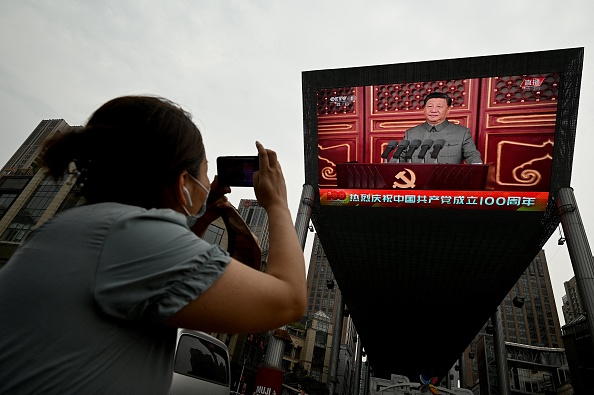 -Le président chinois Xi Jinping diffusé sur grand écran à Pékin lors du 100e anniversaire de la fondation du Parti communiste chinois le 1er juillet 2021. Photo par Noel Celis / AFP via Getty Images.