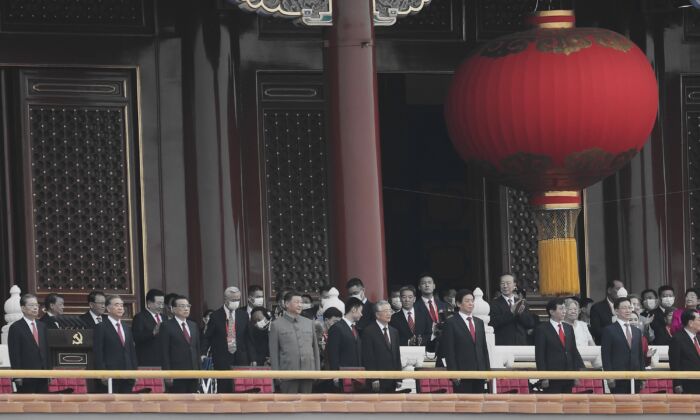 Le dirigeant chinois Xi Jinping (au centre), à côté de l'ancien dirigeant Hu Jintao, assiste à la célébration du 100e anniversaire du Parti communiste chinois à la place Tiananmen de Pékin, le 1er juillet 2021. (Lintao Zhang/Getty Images)